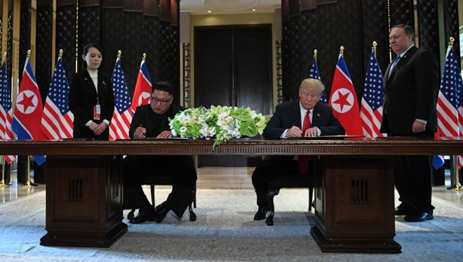Tổng thống Mỹ Donald Trump và Chủ tịch Kim Jong-un của CHDCND Triều Tiên ký thỏa thuận tại Singapore vào năm ngoái.