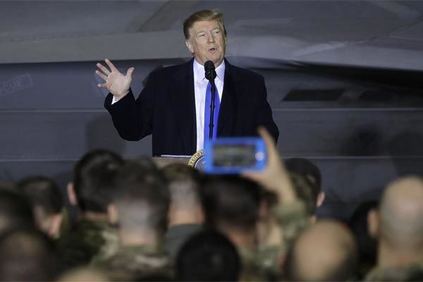 Ông Trump phát biểu trước binh lính Mỹ trong lúc dừng chân tại căn cứ Elmendorf-Richardson ở Alaska đêm 28/2. Ảnh: AP