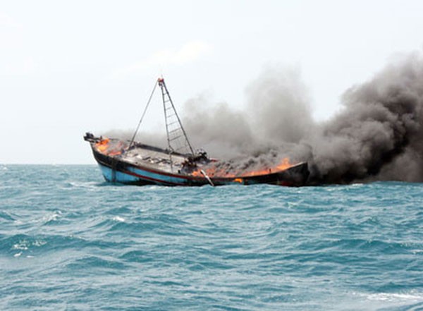 Tàu cá bị cháy trên biển trong đêm, rất may 12 đã được cứu thoát. Ảnh minh hoạ