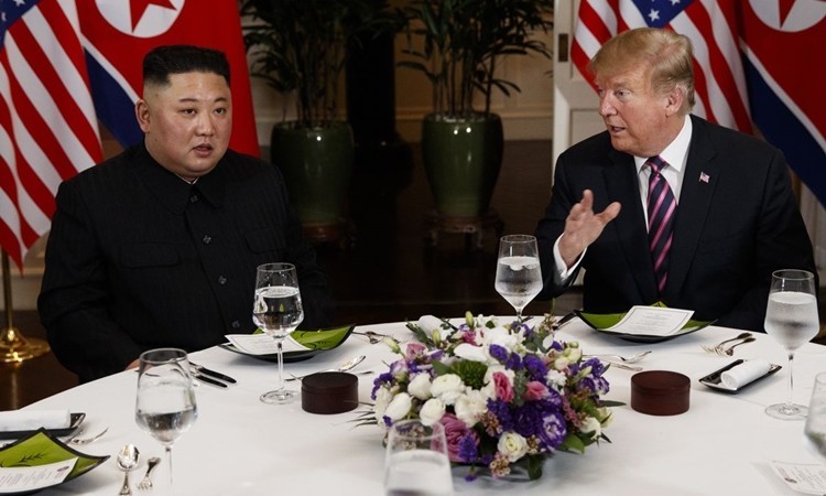 Chủ tịch Triều Tiên Kim Jong-un (trái) và Tổng thống Mỹ Donald Trump trong bữa tối hôm 27/2 ở khách sạn Metropole, Hà Nội. Ảnh: AP.