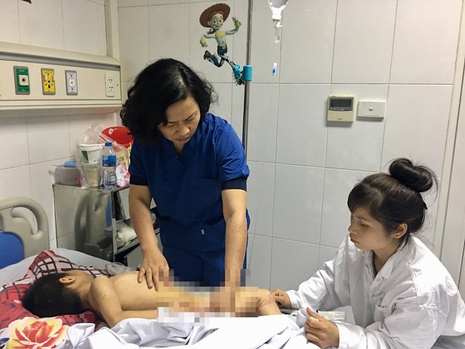 TS Hoa đang kiểm tra sức khỏe cho bệnh nhân sau phẫu thuật.
