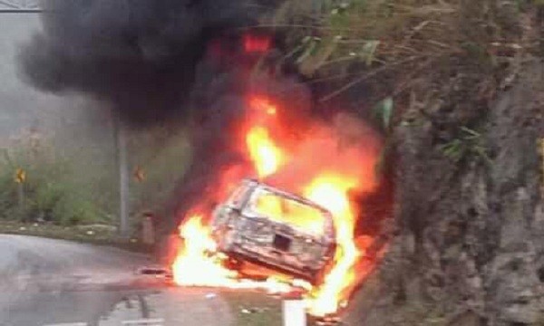 Chiếc ô tô 7 chỗ Explorer lao xuống vệ đường, bốc cháy dữ dội.