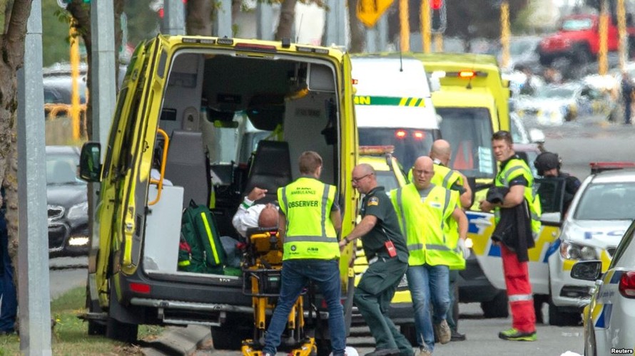 Cấp cứu người bị thương trong vụ xả súng ở New Zealand hôm 15/3/2019. (Nguồn: Reuters)