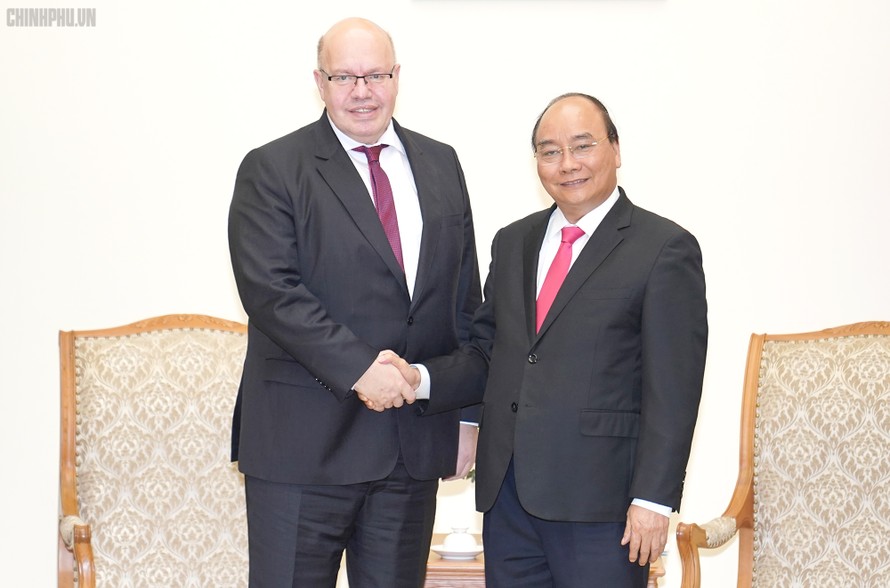 Thủ tướng Nguyễn Xuân Phúc và Bộ trưởng Kinh tế và Năng lượng CHLB Đức Peter Altmaier - Ảnh: VGP/Quang Hiếu