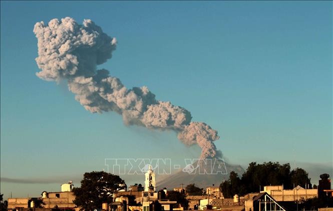 Khói bốc lên sau khi núi lửa Popocatepetl phun tro bụi và nham thạch sáng 28/3. Ảnh: AFP/TTXVN