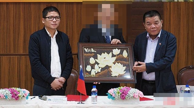 Ông Trần Duy Tùng (trái) và ông Trần Bắc Hà (phải) trong một sự kiện chung với đối tác nước ngoài.
