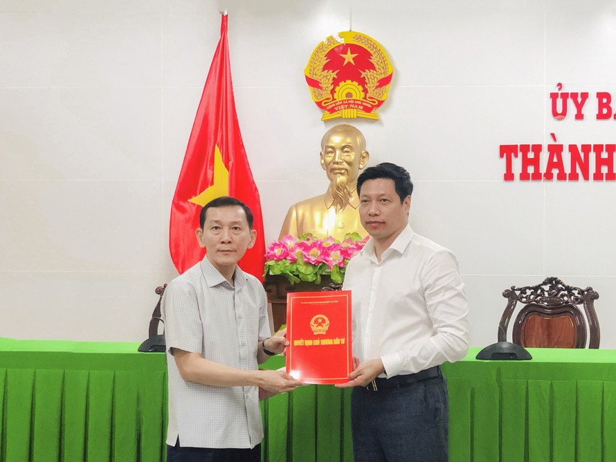 Đồng chí Vũ Thành Thống - Chủ tịch UBND Thành phố Cần Thơ trao Quyết định chủ trương đầu tư Dự án Khu đô thị mới Cồn Khương.