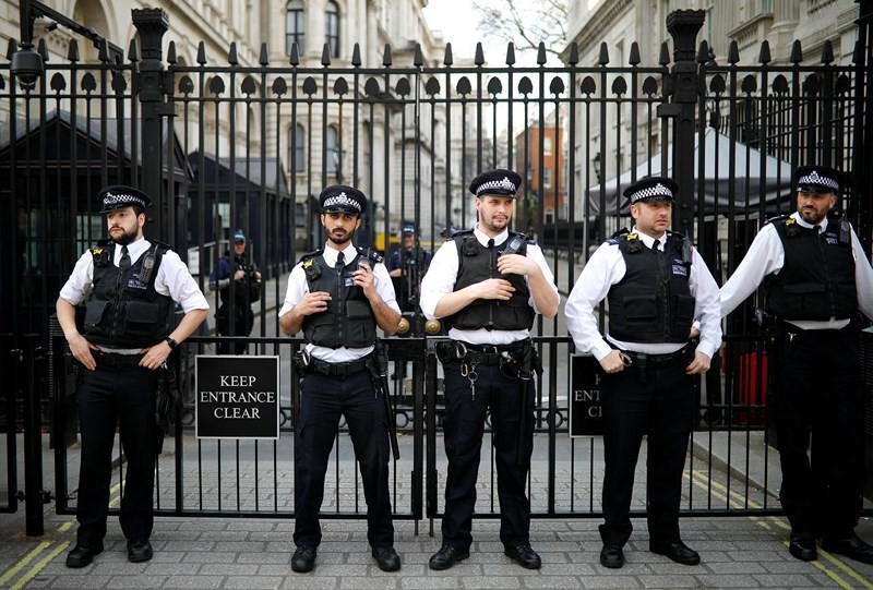 Cảnh sát Anh đang làm nhiệm vụ tại đường Downing, thủ đô London, Anh.
