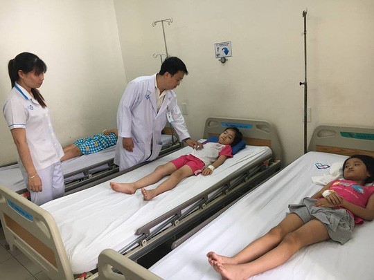 Các em học sinh được theo dõi tại bệnh viện.