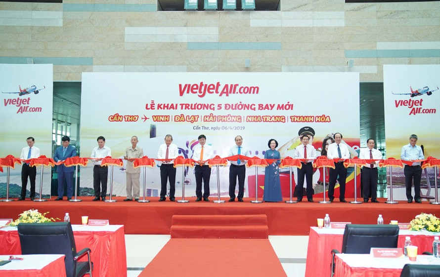  Thủ tướng Chính phủ Nguyễn Xuân Phúc và các lãnh đạo thực hiện nghi thức khai trương các đường bay mới