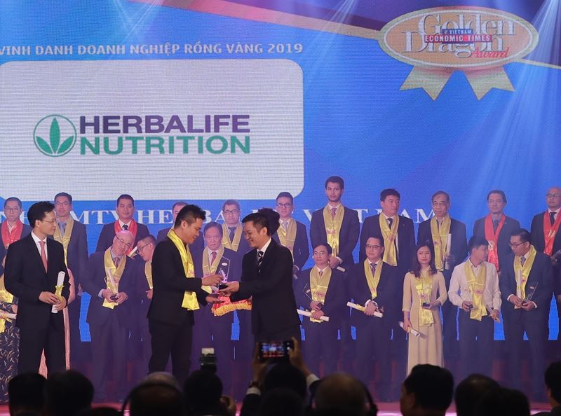 Ông Nguyễn Thành Đạt (Giám đốc Truyền Thông Herbalife Việt Nam) đại diện Công ty nhận giải thưởng Rồng Vàng 2019.