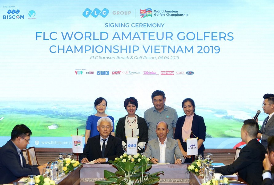 Ông Nhữ Văn Hoan – TGĐ FLC Biscom và ông Tian Loo – Giám đốc điều hành WAGC cùng đại diện của Hiệp hội golf Việt Nam tại Lễ ký kết