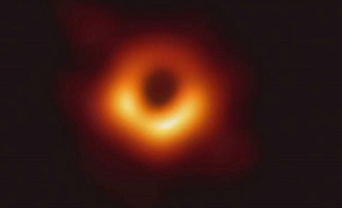 Hình ảnh Lỗ đen đầu tiên con người chụp được. Hố đen này cách Trái đất khoảng 55 triệu năm ánh sáng và có khối lượng khoảng 6,5 tỉ lần khối lượng Mặt Trời, nằm ở trung tâm thiên hà Messier 87.