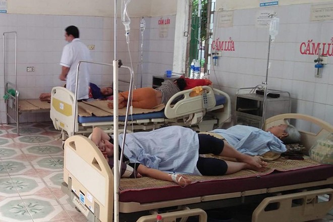 Các bệnh nhân đang điều trị tại Trung tâm y tế huyện Quế Phong. Ảnh: N.A