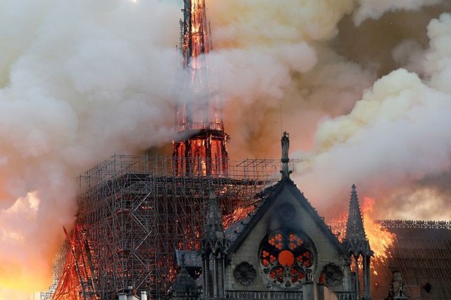 Vụ hỏa hoạn xảy ra hôm 15/4 thiêu rụi ngọn tháp cao 91 m và một phần mái của Nhà thờ- Ảnh: Reuters/Benoit Tessier