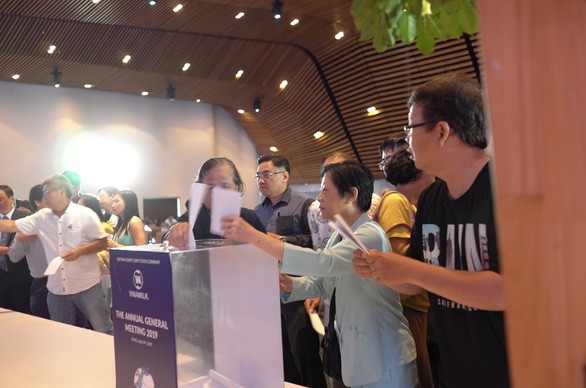 Cổ đông bỏ phiếu biểu quyết tại đại hội cổ đông thường niên năm 2019 của Công ty Cổ phần sữa Việt Nam - Ảnh:T.V.N
