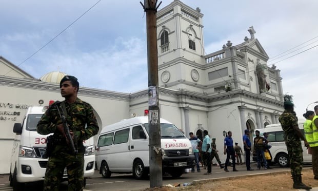 Các quan chức quân đội Sri Lanka đứng bảo vệ trước đền St Anthony cha ở thủ đô Colombo sau một vụ nổ. Ảnh: Reuters