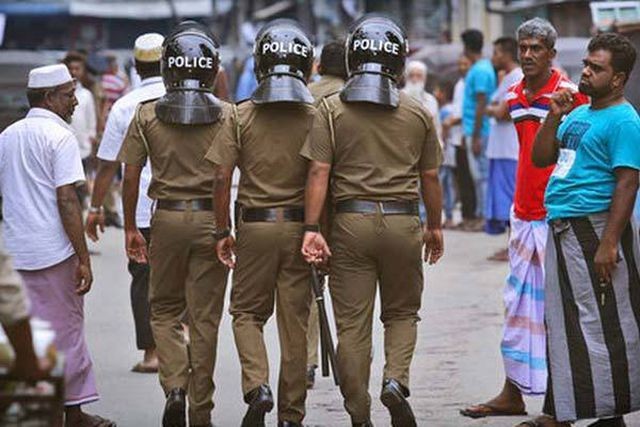 Cảnh sát Sri Lanka đi tuần tra trước các lễ cầu nguyện thứ Sáu ở thành phố Colombo hôm 26/4. (Ảnh: AP)
