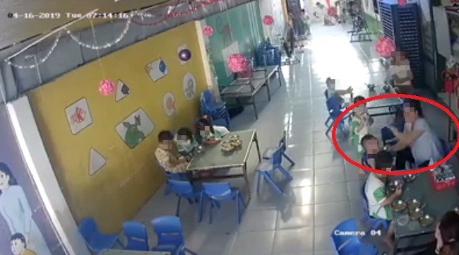 Hình ảnh ghi lại cảnh cô giáo tát vào mặt bé trai trong khi ăn. (Ảnh cắt từ clip)
