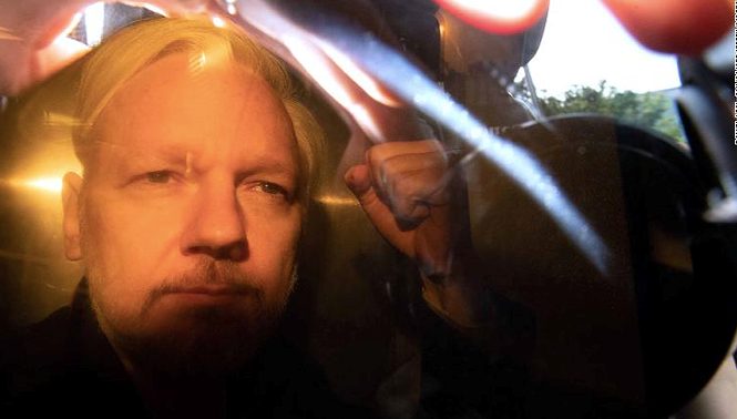 Nhà sáng lập WikiLeaks Julian Assange