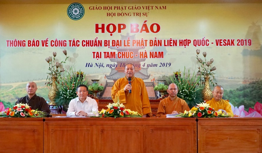 Hòa thượng Thích Gia Quang - Phó Chủ tịch kiêm Trưởng Ban Thông tin truyền thông GHPGVN phát biểu tại buổi họp báo.