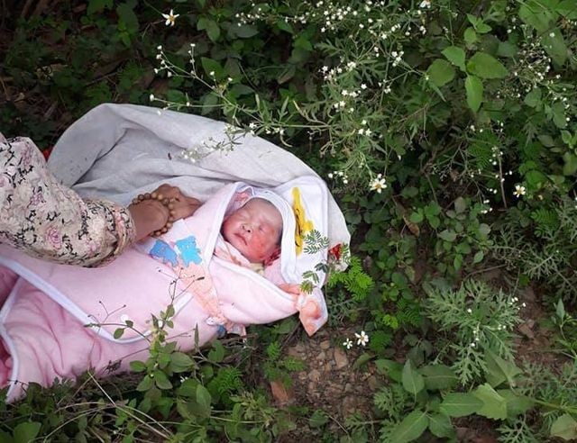 Bé gái 2 ngày tuổi bị bỏ rơi trong rừng đã may mắn được người dân phát hiện (Ảnh: CTV).