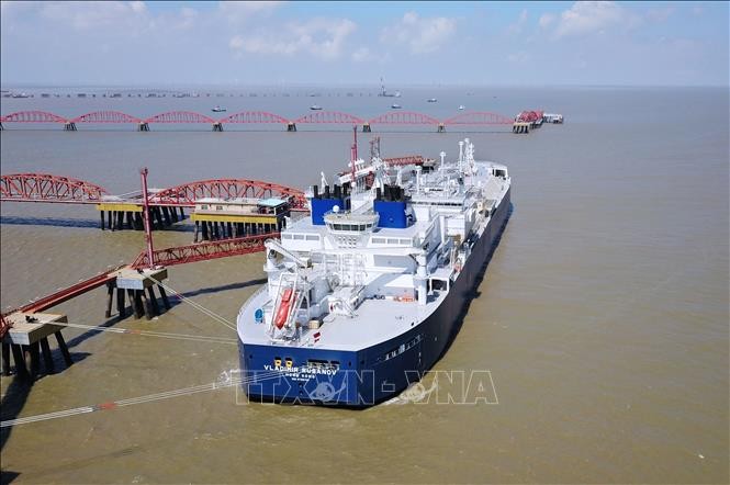 Tàu chở khí đốt hóa lỏng của Nga cập cảng ở Nam Thông, tỉnh Giang Tô, Trung Quốc. Ảnh tư liệu: AFP/ TTXVN