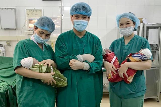 3 bé trai được sinh ra an toàn sau ca phẫu thuật. Ảnh: BV cung cấp.