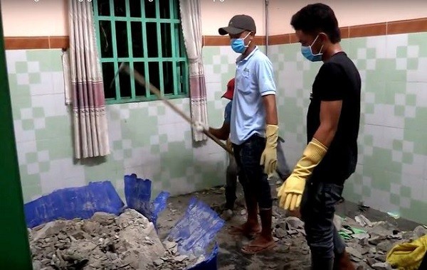 Thi thể 2 nạn nhân được đổ bê tông, giấu trong các thùng nhựa - Ảnh: Vietnamnet