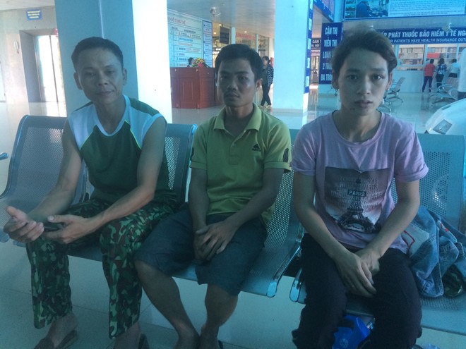 Ba người dân bị "đánh nhầm" phải điều trị tại bệnh viện Đa khoa tỉnh Quảng Trị. Ảnh: Thanh Niên