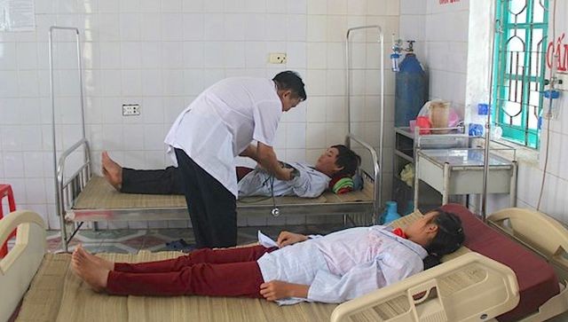 Vợ chồng anh Lâu đang được điều trị tại Trung tâm Y tế huyện Quế Phong.