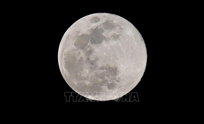 Mặt trăng nhìn từ Los Angeles, Mỹ, ngày 20/3/2019. Ảnh: AFP/TTXVN