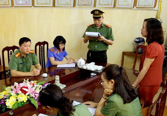 Tống đạt quyết định khởi tố bà Triệu Thị Chính, phó giám đốc Sở Giáo dục và đào tạo tỉnh Hà Giang.