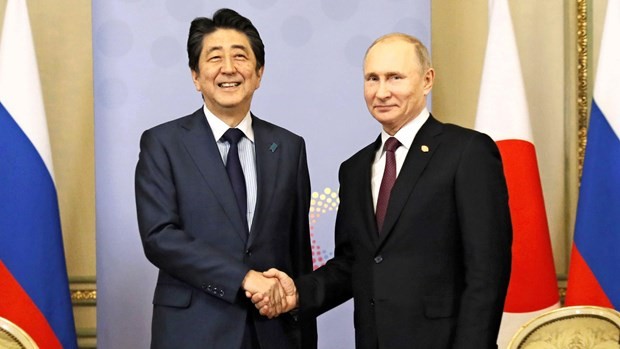 Tổng thống Nga Vladimir Putin (phải) và Thủ tướng Nhật Bản Shinzo Abe. (Nguồn: Kyodo)