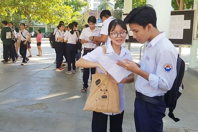 Thí sinh dự thi vào lớp 10 ở Khánh Hòa trao đổi về đề thi.