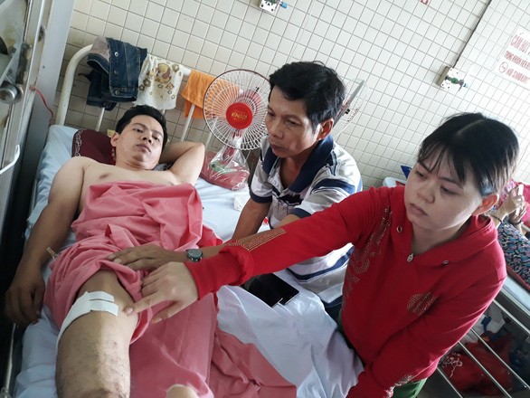 Anh Nguyễn Đức Th. (30 tuổi, ngụ huyện Trần Văn Thời, Cà Mau) bị gãy đốt sống ngực số 8 nhưng lại bị khoan ở cẳng chân - Ảnh: Hoàng Lộc