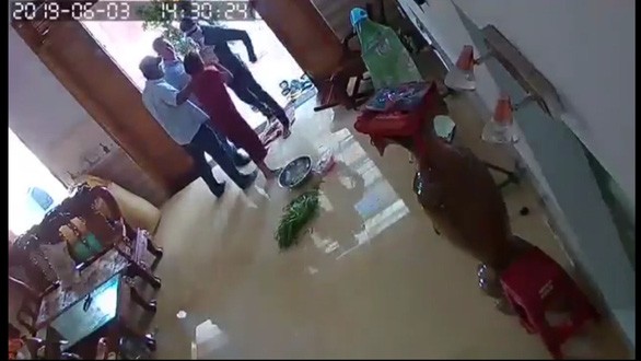 Nhóm người xông vào nhà đánh đập một phụ nữ ở huyện Thăng Bình, Quảng Nam - Ảnh cắt từ clip