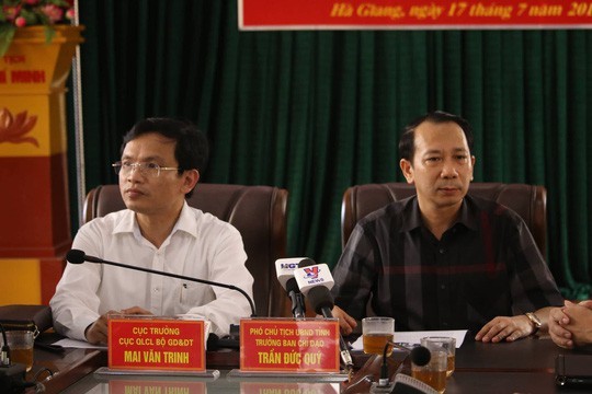 Ông Trần Đức Quý, Phó chủ tịch UBND tỉnh Hà Giang (bên phải) tại một cuộc họp báo sau bê bối gian lận điểm thi tại tỉnh Hà Giang năm 2018.