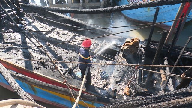 Tàu cá của ngư dân Quảng Bình bị cháy.