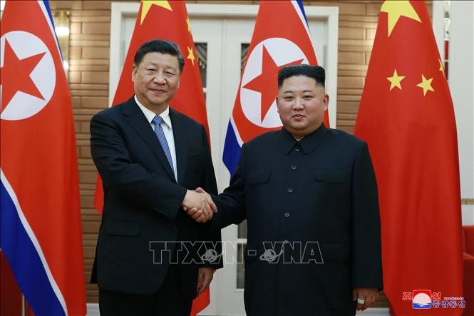 Chủ tịch Trung Quốc Tập Cận Bình (trái) và nhà lãnh đạo Triều Tiên Kim Jong-un trong cuộc gặp thượng đỉnh ở Bình Nhưỡng ngày 20/6/2019. Ảnh: Yonhap/TTXVN