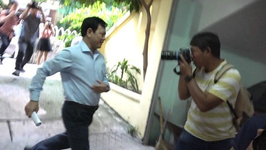 Ông Nguyễn Hữu Linh chạy thật nhanh vào phiên tòa xử dâm ô