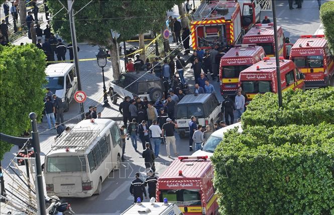Cảnh sát và lực lượng cứu hộ làm nhiệm vụ tại hiện trường vụ đánh bom liều chết ở thủ đô Tunis, Tunisia. Ảnh tư liệu: AFP/TTXVN