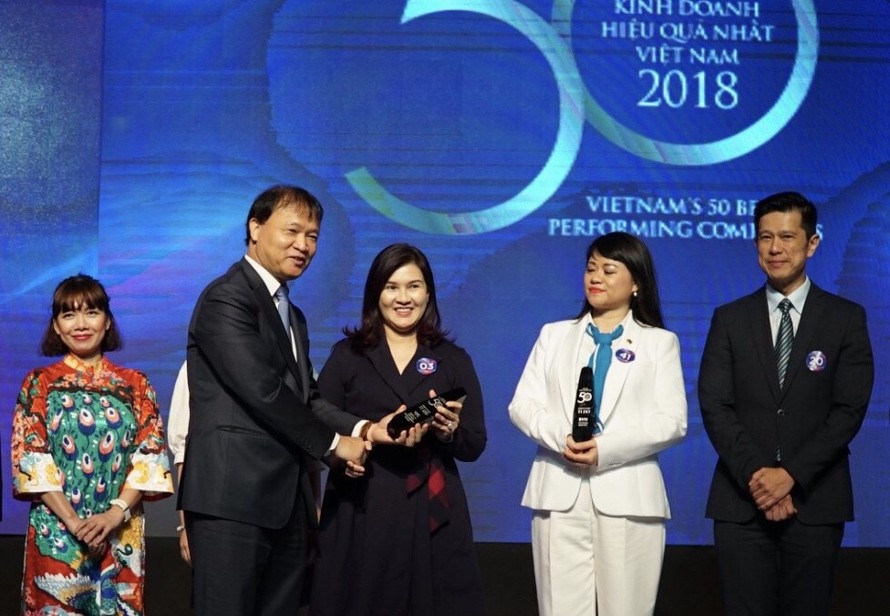 Bà Hồ Ngọc Yến Phương – Phó Tổng giám đốc Vietjet nhận giải thưởng