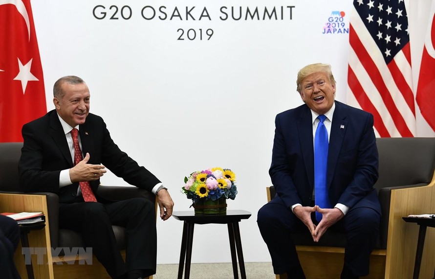 Tổng thống Mỹ Donald Trump (phải) và Tổng thống Thổ Nhĩ Kỳ Recep Tayyip Erdogan trong cuộc gặp bên lề Hội nghị thượng đỉnh G20 tại Osaka, Nhật Bản, ngày 29/6. (Ảnh: AFP/TTXVN)
