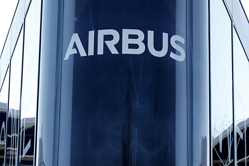 Logo của Airbus tại trụ sở của hãng gần Toulouse (Pháp). Ảnh: Reuters