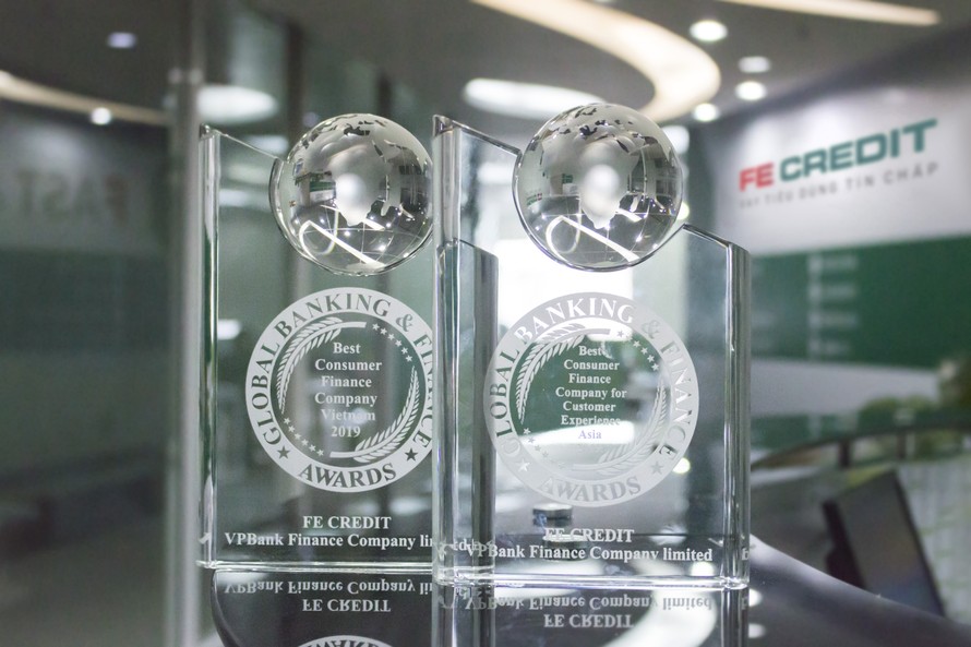 FE CREDIT thắng liên tiếp hai giải thưởng lớn tại Global Banking & Finance