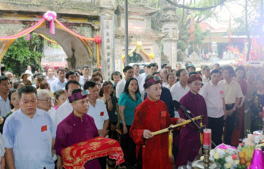 Nghệ nhân Phạm Hải Hậu, Thủ nhang đền Lảnh Giang thực hiện lễ cáo yết khai mạc lễ hội. (Ảnh: Đại Nghĩa/TTXVN)