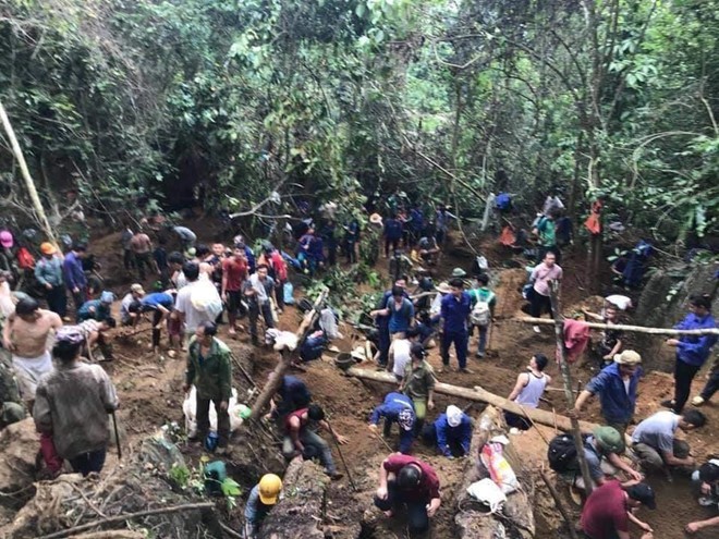 Hàng trăm người thi nhau đào bới tìm đá quý trên rừng tại Yên Bái sau tin đồn có người tìm được viên đá quý trị giá 5 tỷ đồng.
