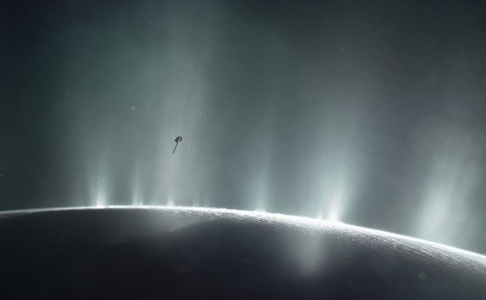 Csssini bay trên vùng trời đầy "hơi thở sự sống" của Enceladus - Ảnh đồ họa từ NASA