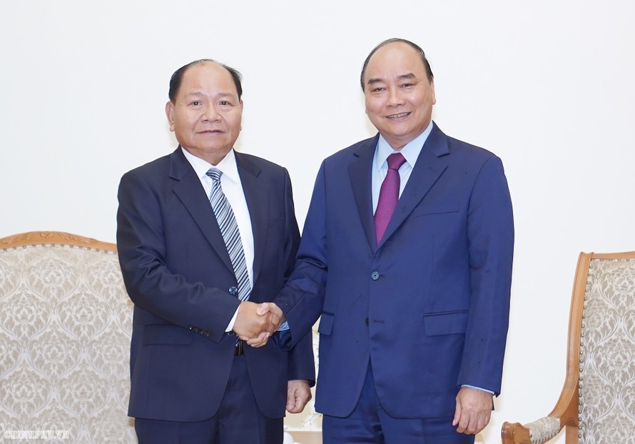 Thủ tướng Nguyễn Xuân Phúc tiếp Bộ trưởng Nội vụ Lào Khammanh Sounvileuth. Ảnh: VGP/Quang Hiếu